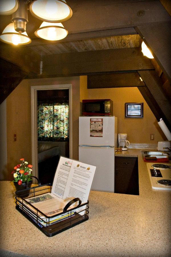 Cabins On Strawberry Hill 호텔 Pine 외부 사진