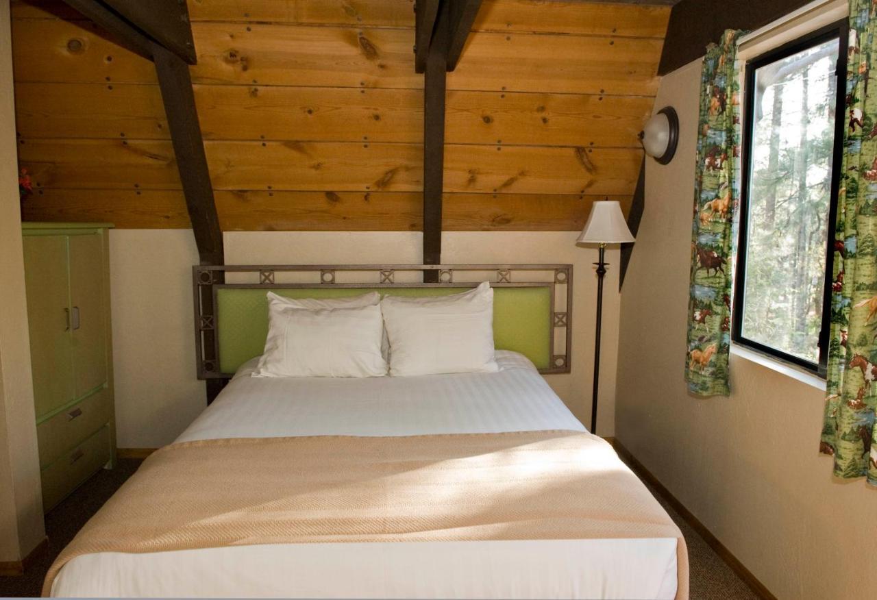 Cabins On Strawberry Hill 호텔 Pine 외부 사진