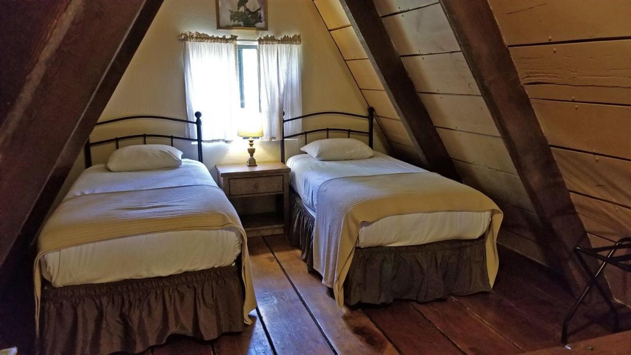 Cabins On Strawberry Hill 호텔 Pine 외부 사진